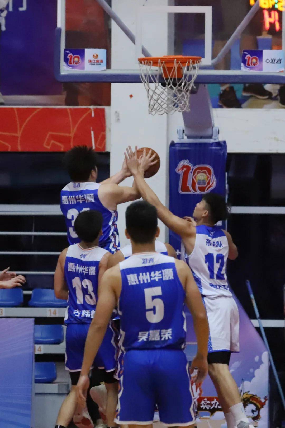 九游体育网页版入口-关于紧张气氛升级！篮球联赛比赛场上到处都是节奏感的信息