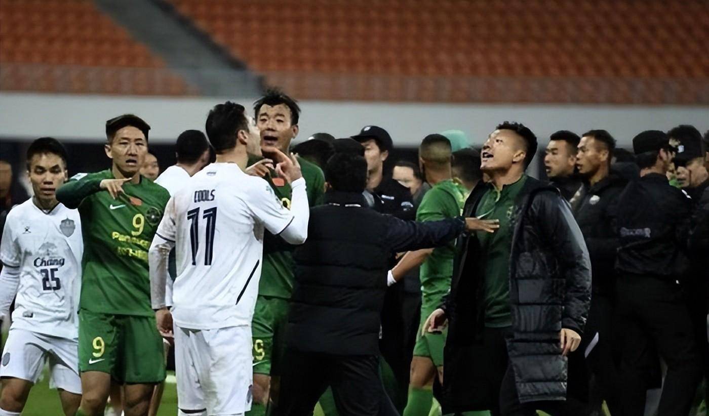 比赛中球员间发生冲突，场面一度失控