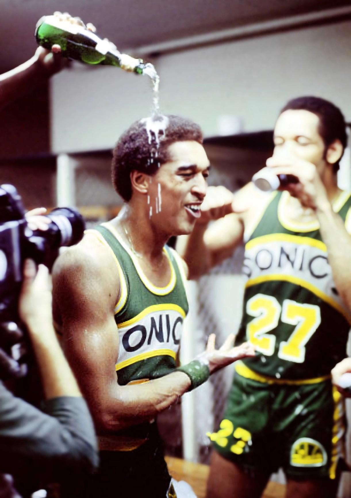 篮球名人堂仪式：卡尔-马龙获得荣誉殊荣奖项的简单介绍