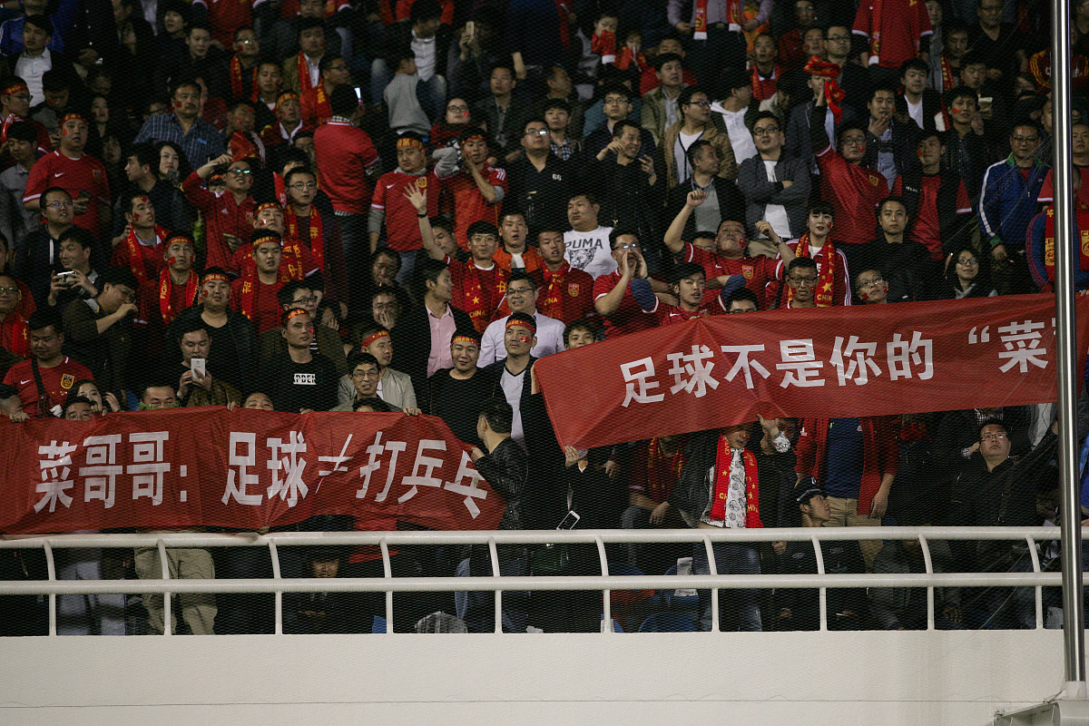 热议足球盛事,强队接连获胜 热议足球盛事,强队接连获胜