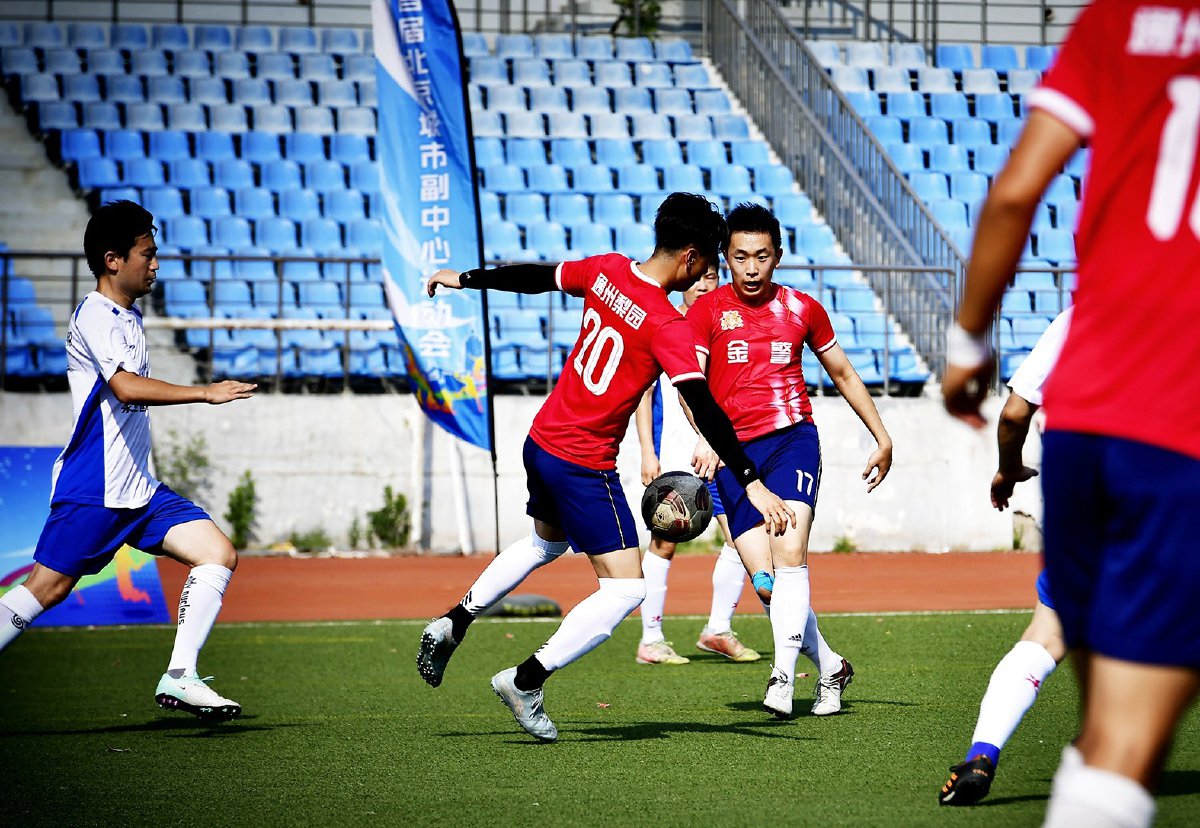 足球比赛现场的气氛热烈动人 足球比赛现场的气氛热烈动人