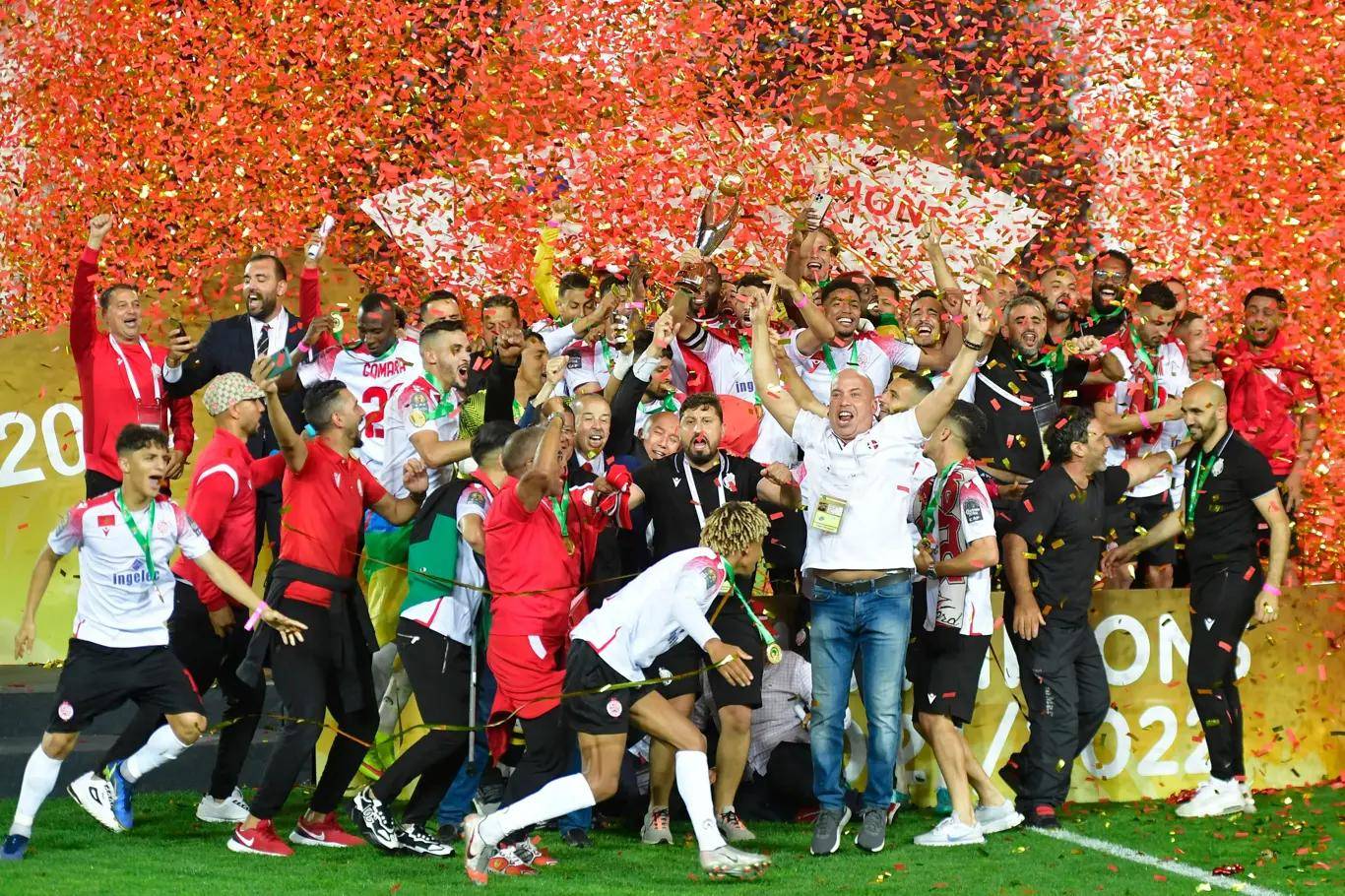 银河战舰球队正式宣布引进新中场球员，备战欧洲联赛的简单介绍