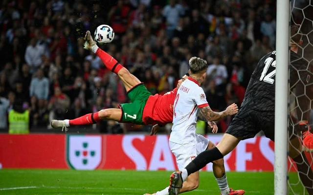 荷兰队在欧国联半决赛中大胜对手，杀入决赛