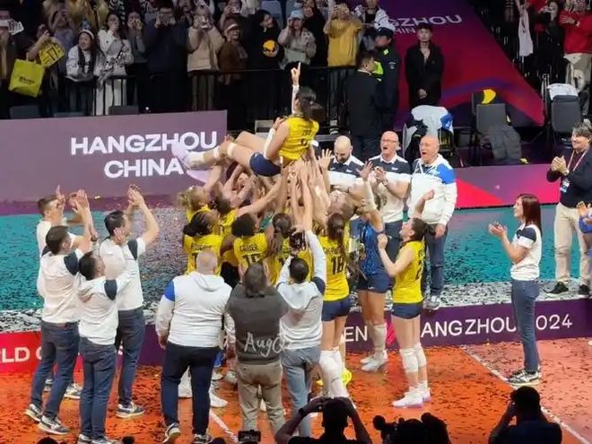 立陶宛队队员默契配合，联防联攻凌厉