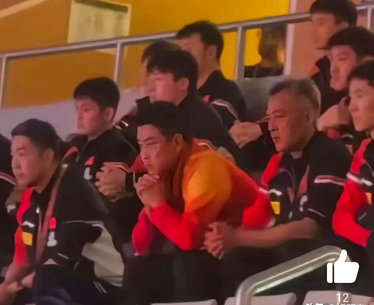 九游体育官网入口-主教练在比赛中拼尽全力，为球队鼓劲的简单介绍