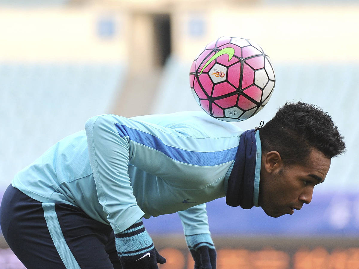 九游体育入口-足球巨星们的激烈对决，赛场上尽显风采