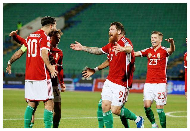 包含土耳其客场战胜挪威，出线前景一片光明的词条