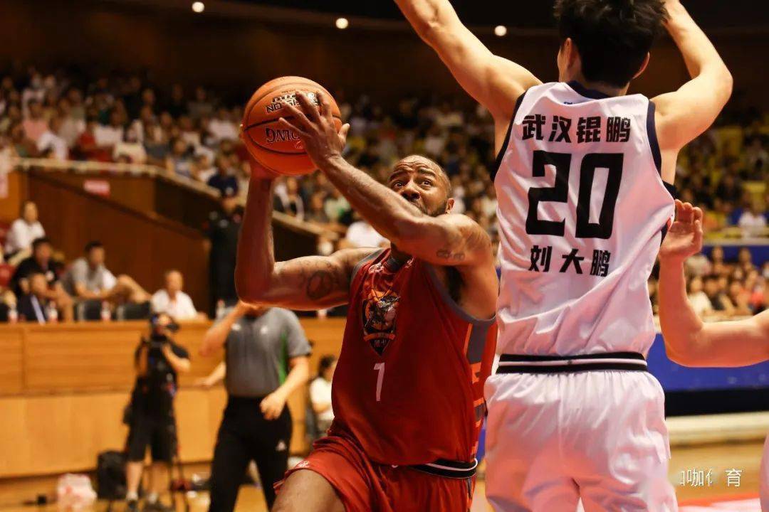 九游体育在线-狼队客场大捷，球队稳固中游位置