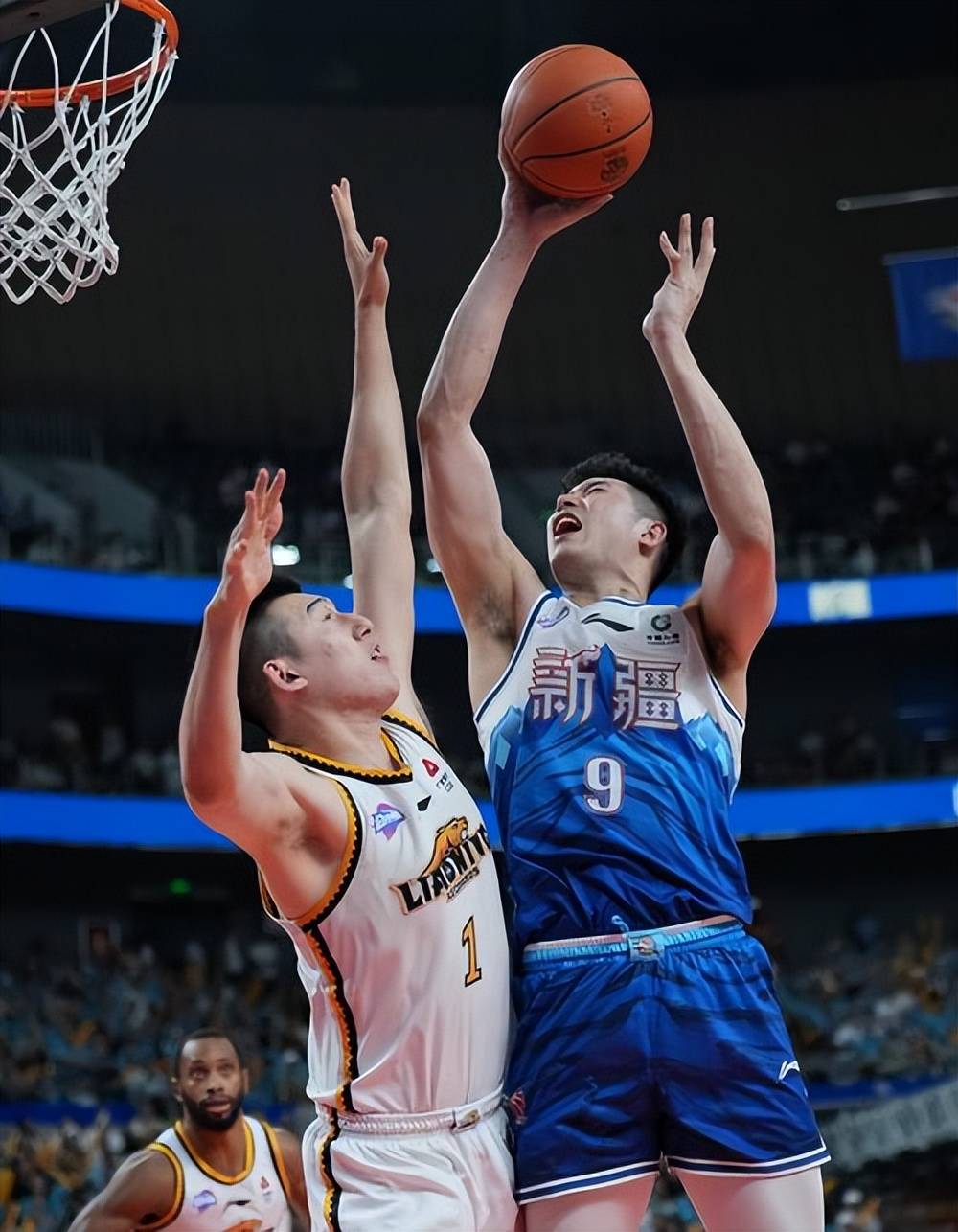 新疆男篮在比赛中全力以赴获胜 新疆男篮在比赛中全力以赴获胜