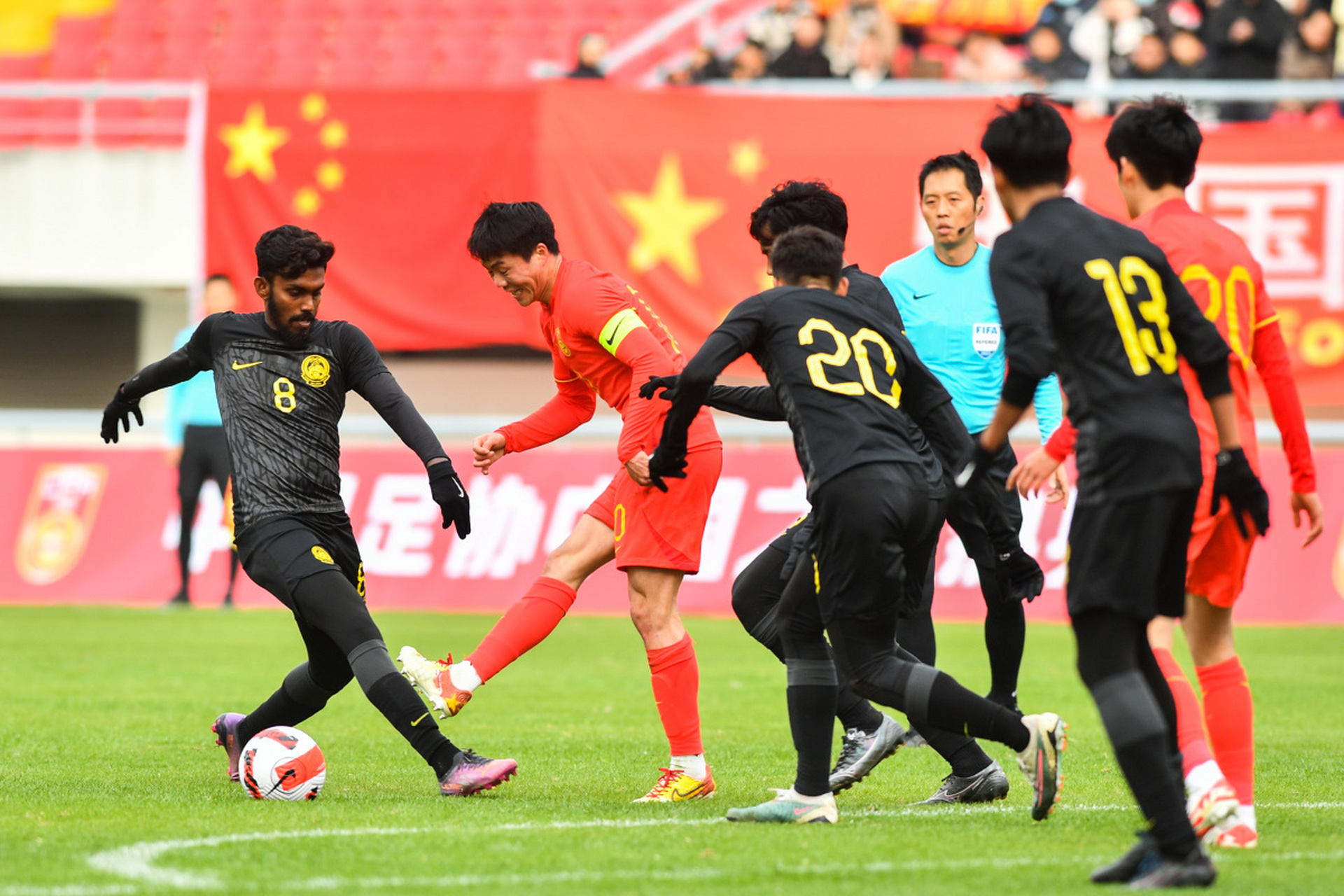 九游体育中国官网-足球比赛大热门！双方队伍激烈对抗的简单介绍