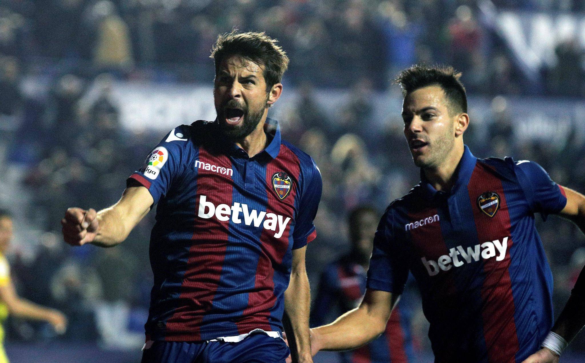 包含莱万特赢球稳住积分，排名持续上升的词条